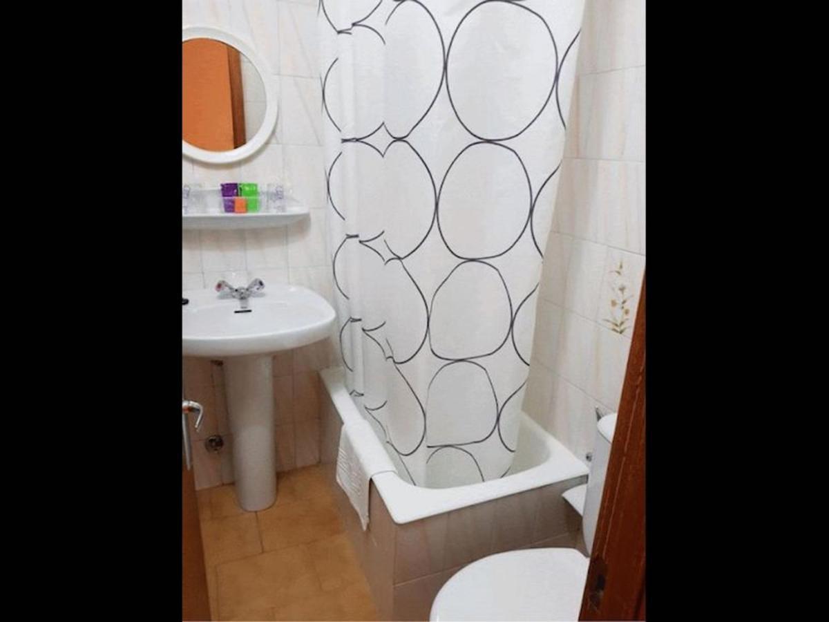 Room In Lodge - Double And Single Room - Pension Oria 2 Luarca Exterior foto
